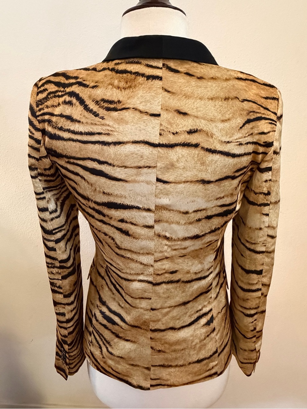 Zara Tiger Animal Print Tuxedo Blazer. Lightweight fun, summer, formal. Size XS - Picture 7 of 9